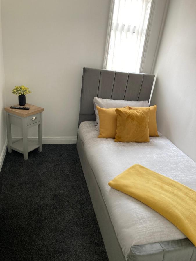 Cheshire Home Stays Crewe Exterior foto